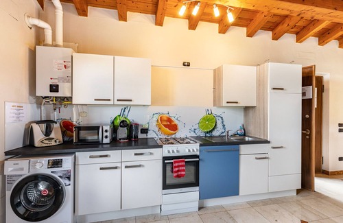 Lonato del Garda Apartamento | Apartamento 'Loft Garda See' con terraza privada