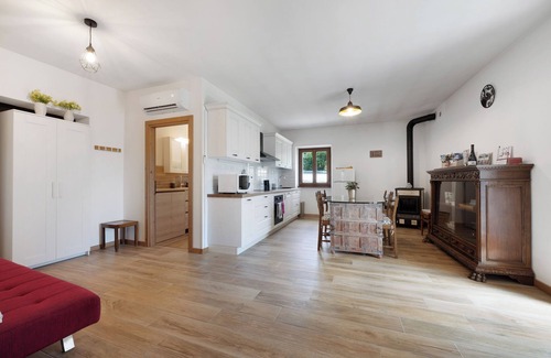Caprino Veronese Apartamento | Apartamento 'Loppia' con vistas a las montañas, Wi-Fi y aire acondicionado
