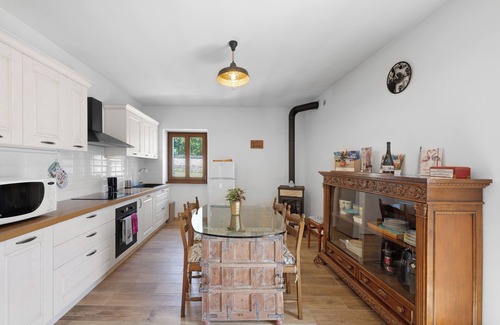 Caprino Veronese Apartamento | Apartamento 'Loppia' con vistas a las montañas, Wi-Fi y aire acondicionado