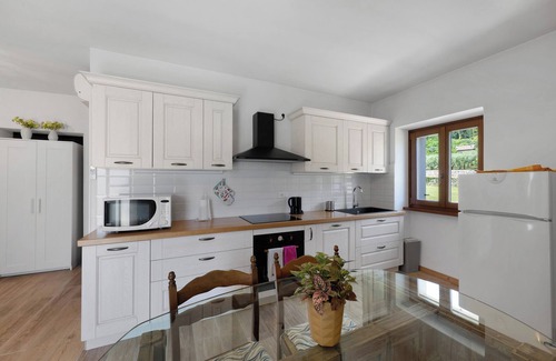 Caprino Veronese Apartamento | Apartamento 'Loppia' con vistas a las montañas, Wi-Fi y aire acondicionado
