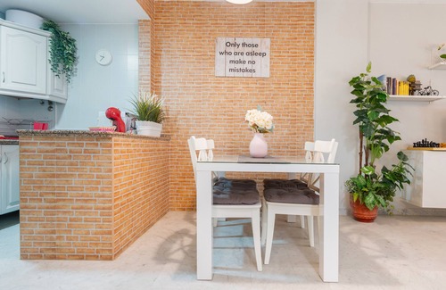 Sevilla Este Apartamento | Apartment 'Los Milanos' with Shared Garden, Wi-Fi and Air Conditioning