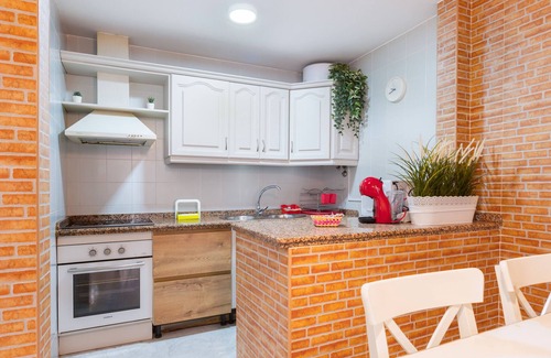 Sevilla Este Apartamento | Apartment 'Los Milanos' with Shared Garden, Wi-Fi and Air Conditioning