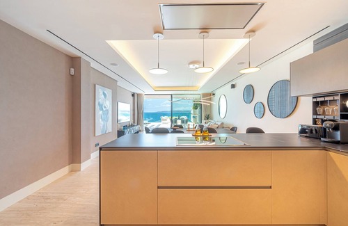 Estepona Apartamento | Apartamento 'Luxury Front Line Beach' con vistas al mar, Wi-Fi y aire acondicionado