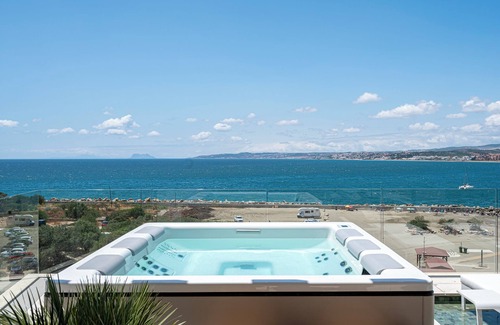 Estepona Apartamento | Apartamento 'Luxury Front Line Beach' con vistas al mar, Wi-Fi y aire acondicionado