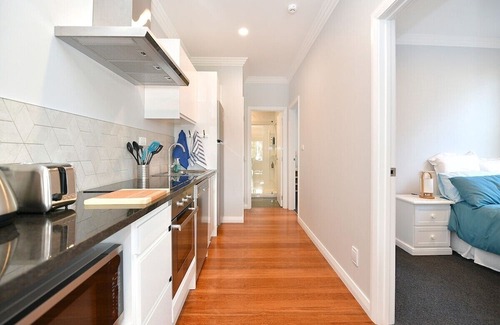 Arkles Bay Apartamento | Apartment · Luxury Waterfront Apartment - Spa pool & Kayaks