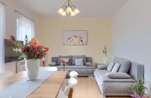 Modrusani Apartamento | Apartment Macini-2 by Interhome