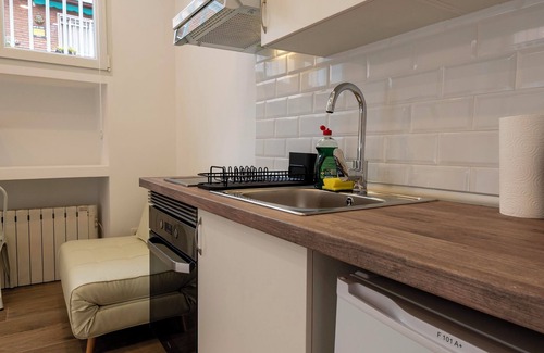 Ciudad Universitaria Apartamento | Apartment Madrid Centro, 5 minutes walk from the metro, full bath, wash/dryer.