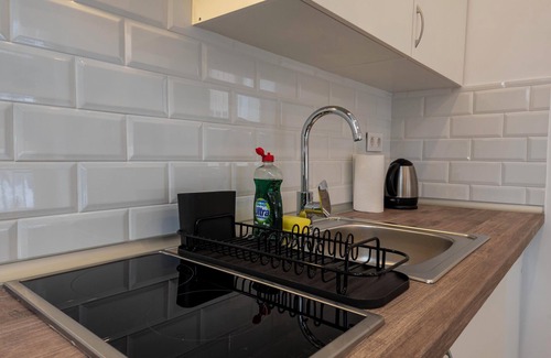 Ciudad Universitaria Apartamento | Apartment Madrid Centro, 5 minutes walk from the metro, full bath, wash/dryer.