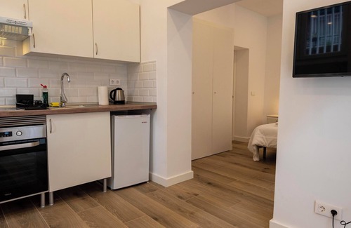 Ciudad Universitaria Apartamento | Apartment Madrid Centro, 5 minutes walk from the metro, full bath, wash/dryer.
