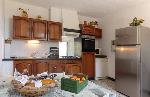 Orgnac-l'Aven Apartamento | Apartamento 'Magnanerie De La Maréchale' con vistas a la montaña, piscina compartida y Wi-Fi