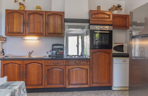 Orgnac-l'Aven Apartamento | Apartamento 'Magnanerie De La Maréchale' con vistas a la montaña, piscina compartida y Wi-Fi