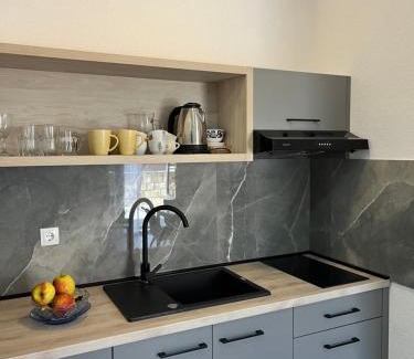 Bidol Apartamento | Apartment Makarska M&I, FREE PRIVATE PARKING