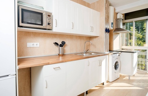 Hermandades-La Carrasca Apartamento | Apartamento 'Malaquita' con balcón, Wi-Fi y aire acondicionado