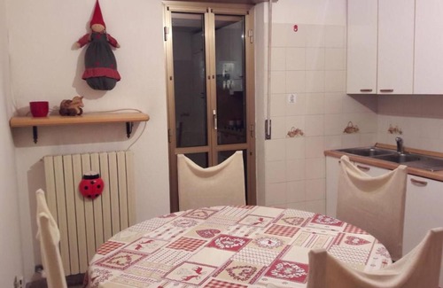 Aymavilles Apartamento | Apartamento 'Mansarda Le Chateau' con vistas a la montaña, jardín compartido y Wi-Fi
