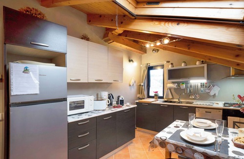 Gozzano Apartamento | Apartamento 'Mansarda Margherita' con vistas a la montaña y Wi-Fi