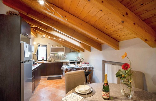Gozzano Apartamento | Apartamento 'Mansarda Margherita' con vistas a la montaña y Wi-Fi