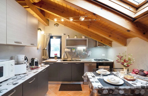 Gozzano Apartamento | Apartamento 'Mansarda Margherita' con vistas a la montaña y Wi-Fi