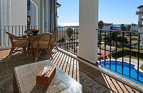 Manilva Apartamento | Apartamento "Marina La Duquesa Beach Resort" con vistas al mar, piscina, terraza y jardín