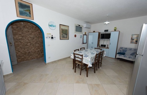 Orosei Apartamento | Apartamento "Mariposa" con vistas a la montaña, terraza compartida y Wi-Fi