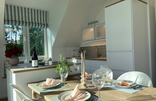 Eckernfoerde Apartamento | Apartamento 'Meerzeit' con vistas al mar, balcón y Wi-Fi