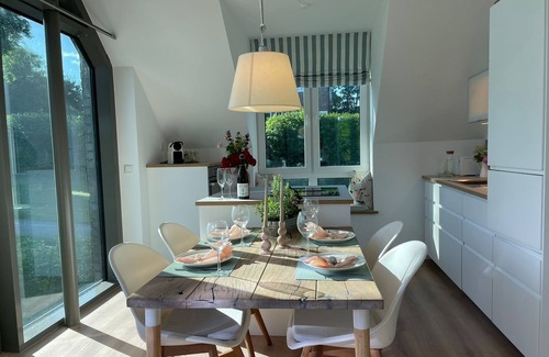Eckernfoerde Apartamento | Apartamento 'Meerzeit' con vistas al mar, balcón y Wi-Fi