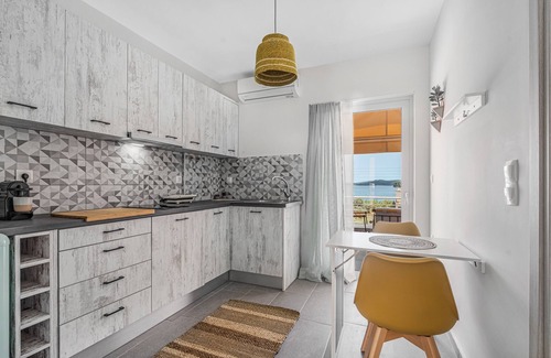 Perigiali Apartamento | Apartamento 'Mella Roa Amber' con vistas al mar, Wi-Fi y aire acondicionado.