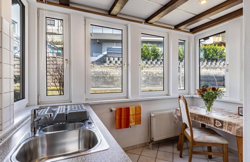 Bad Urach Apartamento | Apartamento 'Michelskäppele' con vistas a la montaña, terraza compartida y Wi-Fi