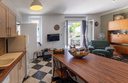 Orgnac-l'Aven Apartamento | Apartamento 'Micocoulier De La Maréchale' con vistas a la montaña, piscina compartida y Wi-Fi