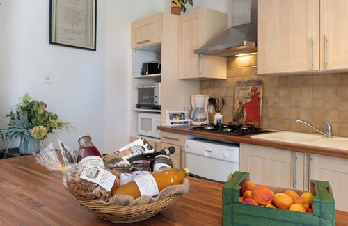 Orgnac-l'Aven Apartamento | Apartamento 'Micocoulier De La Maréchale' con vistas a la montaña, piscina compartida y Wi-Fi