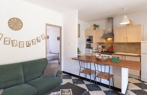 Orgnac-l'Aven Apartamento | Apartamento 'Micocoulier De La Maréchale' con vistas a la montaña, piscina compartida y Wi-Fi