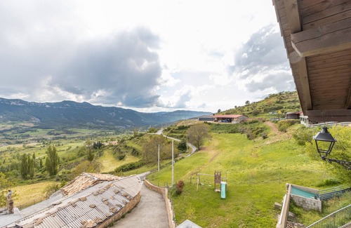 Valle de Lierp Apartamento | Apartamento 'Milano' con vistas a la montaña, terraza privada y Wi-Fi