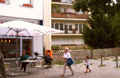 Charlottenburg Apartamento | El piso Miró-bile - con un toque artistico, balcón soleado, en el centro occidental - en las orillas verdes del río Spree