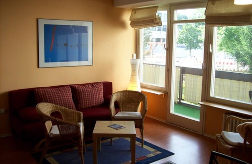 Charlottenburg Apartamento | El piso Miró-bile - con un toque artistico, balcón soleado, en el centro occidental - en las orillas verdes del río Spree