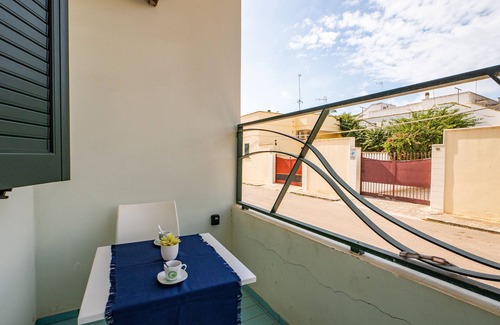 Porto Cesareo Apartamento | Apartment 'Monolocale Petraroli Esterno' with Shared Garden, Balcony and Air Conditioning