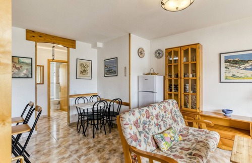L'Escala Apartamento | Apartamento 'Montgo' con vistas a la montaña, piscina compartida y balcón