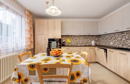 Predazzo Apartamento | Apartamento 'Night and Day 3' con vistas a las montañas, jardín privado y Wi-Fi