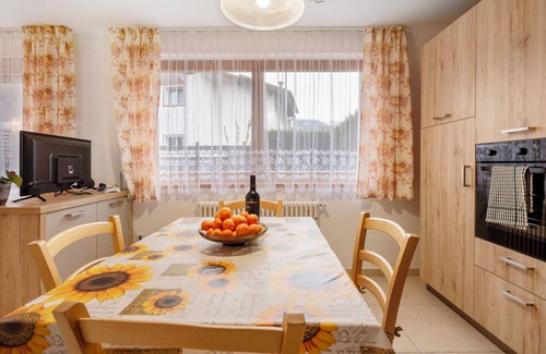 Predazzo Apartamento | Apartamento 'Night and Day 3' con vistas a las montañas, jardín privado y Wi-Fi