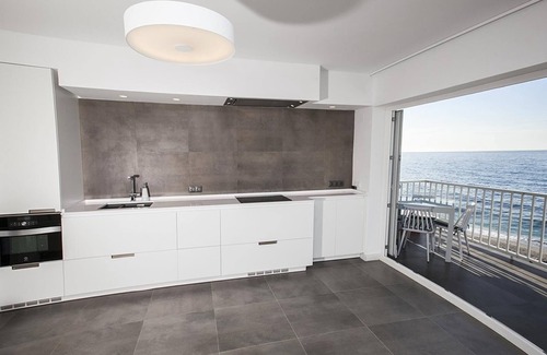 Nerja City Centre Apartamento | Apartamento en la playa con vistas al mar, balcón, piscina compartida y WiFi