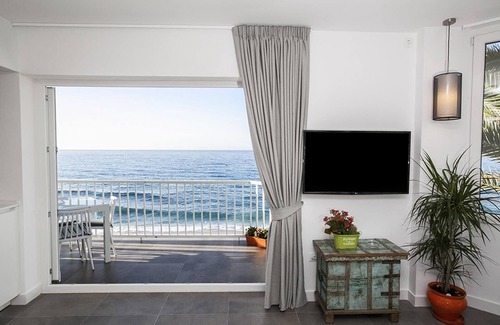 Nerja City Centre Apartamento | Apartamento en la playa con vistas al mar, balcón, piscina compartida y WiFi