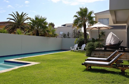 Sunset Beach Apartamento | Apartamento en planta baja con vistas a la piscina.
