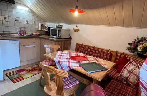 Unkeroda Condominio | Apartamento en el Rennsteig, ubicado directamente en Eisenach, en la ladera sur de Wartburg