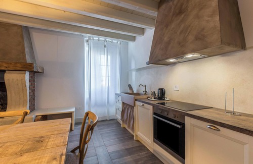 Desenzano del Garda Apartamento | Apartamento "Ontano" en estilo granja con Wi-Fi, jardín y piscina compartidos