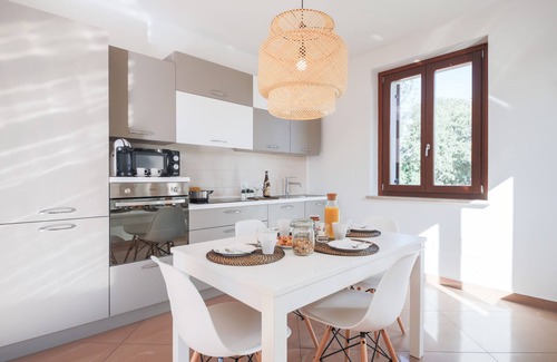 Sommacampagna Apartamento | Apartment 'Orchidea' with Private Terrace, Wi-Fi and Air Conditioning