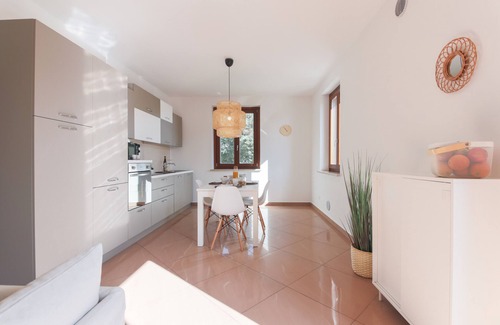 Sommacampagna Apartamento | Apartment 'Orchidea' with Private Terrace, Wi-Fi and Air Conditioning