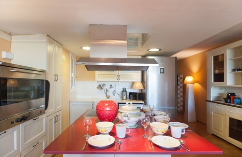 Vallpineda Apartamento | Apartamento con vistas al mar y bahía de Sitges, con buen gusto y decoración