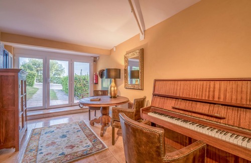 Vallpineda Apartamento | Apartamento con vistas al mar y bahía de Sitges, con buen gusto y decoración