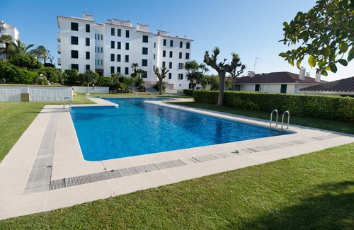 Vallpineda Apartamento | Apartamento con vistas al mar y bahía de Sitges, con buen gusto y decoración