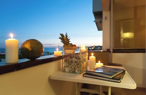 Vallpineda Apartamento | Apartamento con vistas al mar y bahía de Sitges, con buen gusto y decoración