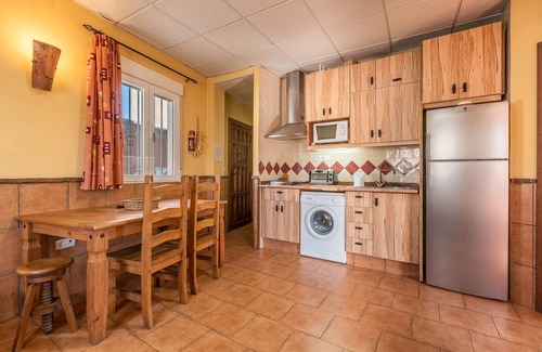 Jerez del Marquesado Apartamento | Apartamento 'Postero' con vistas a la montaña, balcón y Wi-Fi