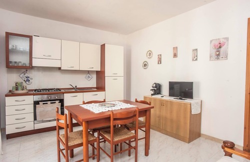 Sarroch Apartamento | Apartamento "Piano Terra" cerca de la playa con aire acondicionado, veranda y jardín
